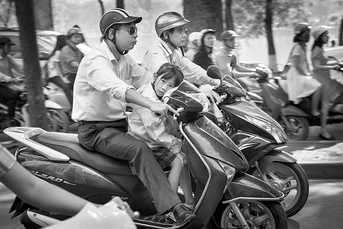 Xe cộ lưu thông nhộn nhịp lưu thông trên đường phố Hà Nội - Ảnh chụp năm 2014