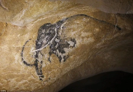 Những bức vách trong hang động nhân tạo đã tái hiện 1.000 bức vẽ giống hệt bản gốc.