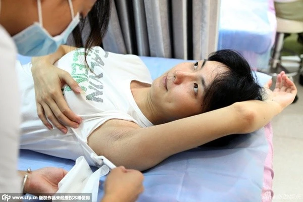 Người mẫu Lưu Đình mới đây công khai những hình ảnh trong quá trình chuyển giới của mình vào năm 2014.