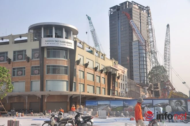 Thương xá Tax được người Pháp xây cách đây 130 năm, trở thành biểu tượng của người dân thành phố. Đài phun nước trước thương xá với hàng liễu rũ bóng giờ chỉ còn là ký ức đẹp của người dân thành phố. Hiện tại, Thương xá Tax đã đóng cửa để phục vụ dự án metro, đồng thời xây dựng thành trung tâm thương mại mới.