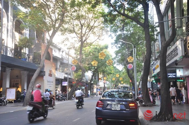 Với hơn 1 thế kỷ hình thành và phát triển, đường Đồng Khởi nằm ở phường Bến Nghé,Q1 được mệnh danh là một trong những con đường xưa nhất và nổi tiếng nhất TP. Hồ Chí Minh. Đường có chiều dài 630m bắt đầu từ công trường Công Xã Paris cho đến đường Tôn Đức Thắng.