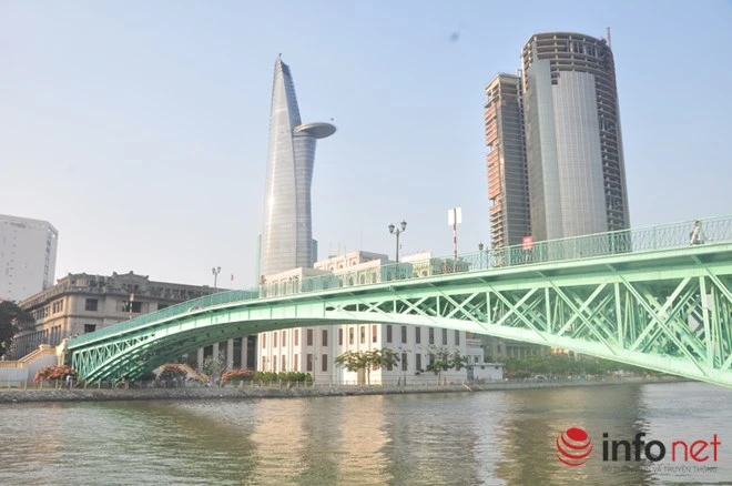 Cầu Mống được thiết kế theo kiểu vòng mống, cầu bắc qua kênh Bến Nghé, nối liền giữa Quận 1 và Quận 4, TP. Hồ Chí Minh. Đây được coi là một trong những cây cầu cổ xưa nhất ở thành phố này. Cầu do Công ty vận chuyển hàng hải Messageries Maritimes của Pháp bỏ vốn xây dựng vào năm 1893-1894, dài 128m, rộng 5,2m, lề bộ hành rộng 0,5m, xây bằng thép kiên cố.