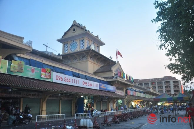 Một góc chợ Bình Tây (Chợ Lớn) là khu chợ đầu mối trong đời sống sinh hoạt người Hoa ở Sài Gòn nói riêng, người dân Sài Gòn nói riêng. Đây là khu chợ cổ kính và sầm uất bậc nhất thành phố, được xây dựng vào những năm 20 của thế kỷ XX. Chợ được xây dựng trên diện tích 17.000m2 thuộc thôn Bình Tây cũ theo lối kiến trúc cổ mang đậm phong cách Á Đông. Chợ Bình Tây có tren 2.300 quầy sạp kinh doanh với hơn 30 nhóm ngành hàng, hàng năm có trên 120.000 lượt khách du lịch nước ngoài đến tham quan và mua sắm.