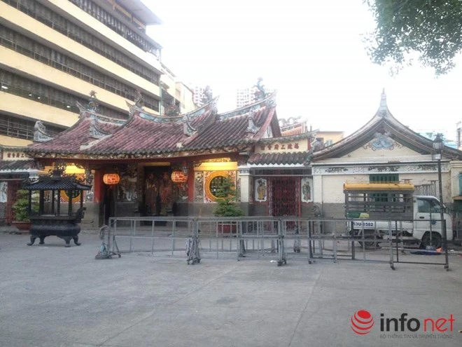 Miếu Nhị Phủ hay còn gọi là chùa ông Bổn tọa lạc tại 264 đường Hải Thượng Lãn Ông (phường 14, Q.5). Miếu Nhị Phủ được lập nên do sự đóng góp của người Hoa gốc ở hai phủ Tuyền CHâu và Chương Châu (Phúc Kiến, Trung Quốc). Từ khi thành lập cho đến nay, miếu Nhị Phủ đã qua ba lần trùng tù lớn vào những năm 1875,1901 và 1990. Nơi đây được đánh già là một trong những ngôi chùa miếu, có lịch sử lâu đời nhất của người Hoa ở TP. Hồ Chí Minh. Bên cạnh giá trị về nghệ thuật điêu trúc, hiện vật cổ nơi đây còn có một giá trị về tín ngưỡng là nơi quy tụ và tương trợ lẫn nhau của bà con người Hoa gốc Phúc Kiến.