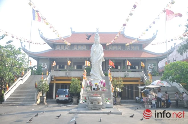 Chùa Vĩnh Nghiêm tọa lạc trên một khuôn viên rộng thoáng, khoảng 6000m2, sát đường Nam Kỳ Khởi Nghĩa (Q.3). Kiến trúc chùa theo lối cổ miền Bắc Việt Nam nhưng bằng kỹ thuật và vật liệu xây dựng thời hiện đại. Đây là một trong số những công trình tiêu biểu cho lối kiến trúc Phật Giáo Việt Nam ở thế kỷ XX. Tổng thể kiến trúc gồm các hạng mục chính là Tam quan, tòa nhà trung tâm và các Bảo tháp. Chùa được khởi công xây dựng và hoàn thành vào năm 1971, so với trước đây, hiện tại ngôi chùa không có thay đổi nhiều về kiến trúc, chỉ có đặt thêm một bức tượng bằng Phật Quan âm bồ tát ở phía trước.