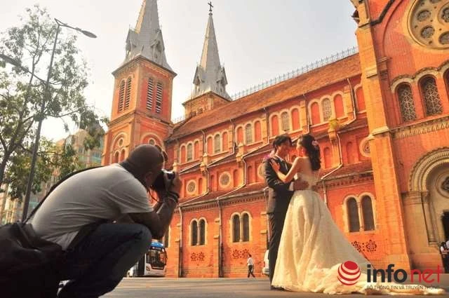 Nhà thờ Đức Bà – tuyệt tác kiến trúc đô thị Sài thành đã tồn tại hơn 100 năm, vắt qua 3 thế kỷ do kiến trúc sư J. Bourard thiết kế và giám sát xây dựng từ năm 1877-1880 hoàn thành. Mọi vật liệu từ xi măng, sắt thép đến ốc vịt đều mang từ Pháp sang. Đặc biệt, mặt ngoài của công trình xây bằng loại gạch đặt làm tại Marseille (Pháp) để trần, không tô trát, không bám bụi rêu mà đến nay vẫn còn màu sắc tươi hồng. Đến năm 1895 nhà thờ xây thêm hai tháp chuông, mỗi tháp cao 57,6m. Đến năm 1958 thì tượng Đức Mẹ Hòa Bình được đặt tạc bằng loại đá cẩm thạch trắng Carrara của Ý. Năm 1959, tượng Đức Mẹ được được di chuyển lên bệ đá và được làm lễ “xức dầu” tôn phong Nhà thờ Chính tòa Sài Gòn lên hàng tiểu Vương cung thánh đường.