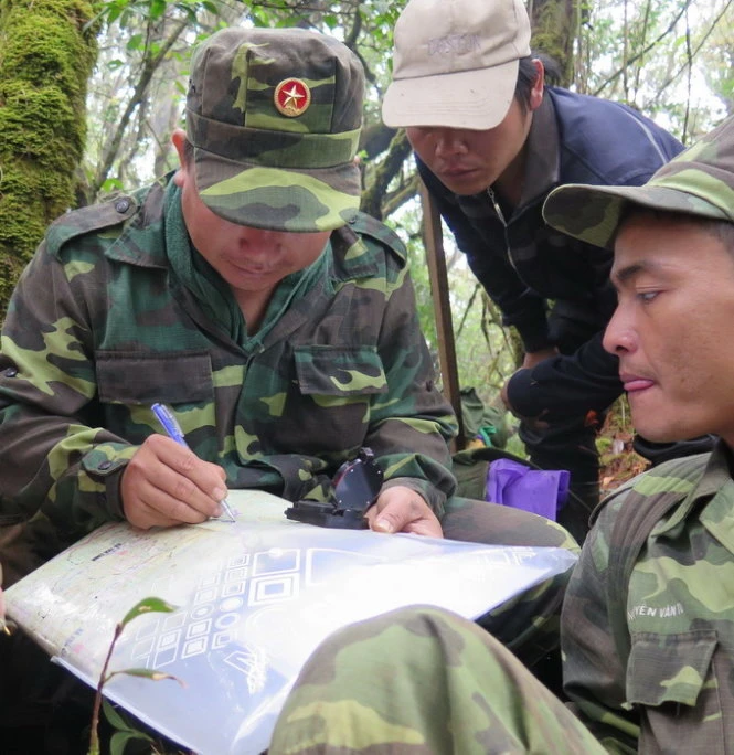 Đo độ cao, chấm tọa độ để tìm đường lên đỉnh - Ảnh: Tấn Vũ
