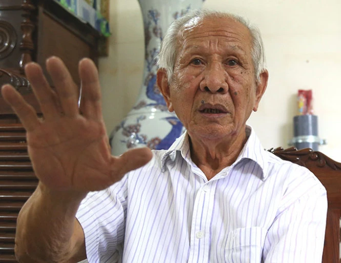 Ông Lê Văn Triết, nguyên bộ trưởng thương mại trong cuộc trò chuyện với phóng viên Tuổi Trẻ - Ảnh: Q.V.