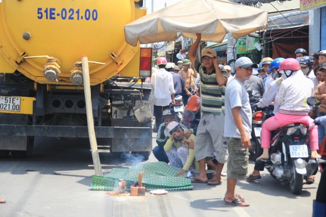 Người nhà đau đớn bên thi thể em Vinh