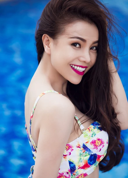 Trà Ngọc Hằng diện bikini khoe vòng eo con kiến ảnh 4