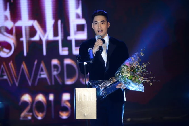 Nhà thiết kế Lý Quý Khánh nhận giải Nhà thiết kế phong cách của năm - Ảnh: Quang Định