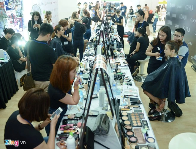 Hậu trường làm tóc, ăn vội của dàn mẫu Việt