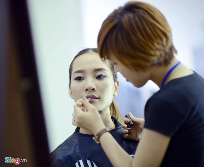 Hậu trường làm tóc, ăn vội của dàn mẫu Việt