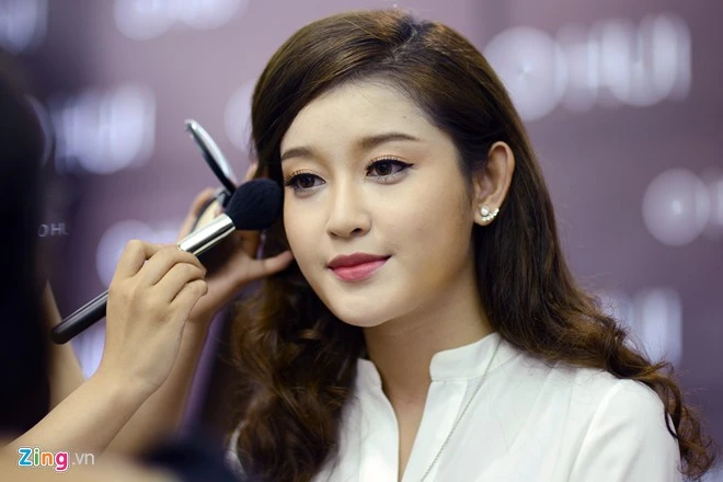 Hậu trường làm tóc, ăn vội của dàn mẫu Việt