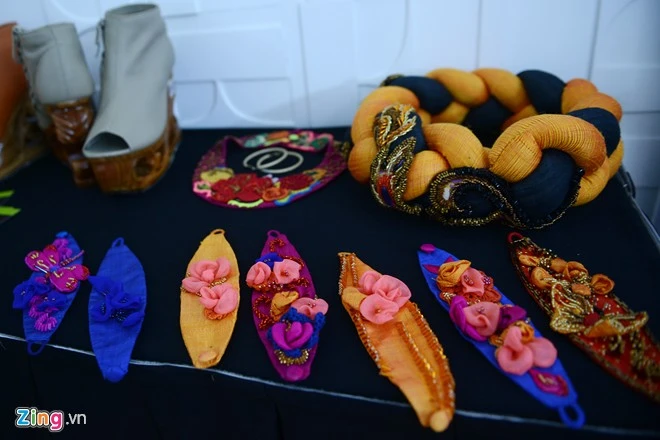 Hậu trường làm tóc, ăn vội của dàn mẫu Việt