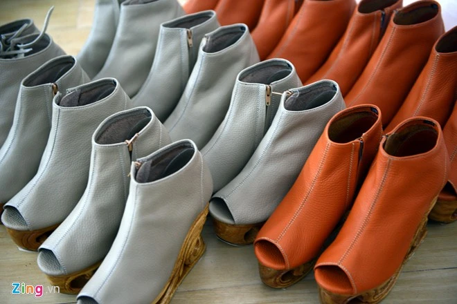 Hậu trường làm tóc, ăn vội của dàn mẫu Việt