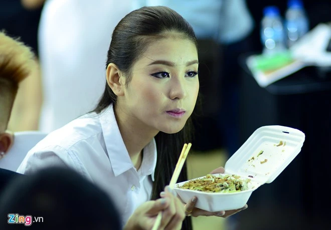 Hậu trường làm tóc, ăn vội của dàn mẫu Việt