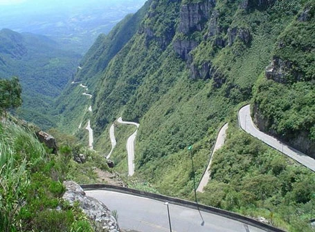 Đèo ở Dadès Gorges, High Atlas, Maroc. Con đường này nằm giữa hai dãy núi Atlas và Jbel Saghro.