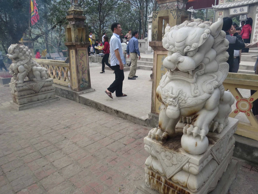 Phế bỏ sư tử đá lai căng ra khỏi đền thờ Liễu Hạnh ảnh 1