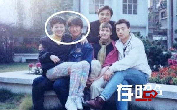 Châu Kiệt và Vương Lâm:Năm 2013, hình ảnh Tuyết Di trongTân dòng sông ly biệt- Vương Lâm được Châu Kiệt bế công khai trên mạng lập tức gây bất ngờ với nhiều người. Bức ảnh được chụp khi họ 23 tuổi và là bạn học. Sự nghiệp sau này của hai người khác nhau đáng kể. Năm 2013, hình ảnh dì “Tuyết Di” trong Tân dòng sông ly biệt - Vương Lâm được “Nhĩ Khang” Châu Kiệt bế công khai trên mạng lập tức gây bất ngờ với nhiều người. Bức ảnh được chụp khi hai người 23 tuổi và là bạn học. Sự nghiệp sau này của hai người đã khác nhau đáng kể.