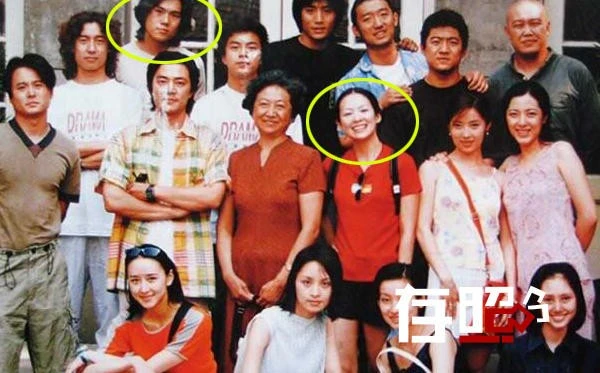 Chương Tử Di và Tần Hạo:Là diễn viên nhưng Tần Hạo giờ chỉ được nhớ với vai trò… chồng trẻ của Y Năng Tịnh. Trong khi đó, bạn học chung lớp - Chương Tử Di lại vang danh toàn thế giới. Khi bị phóng viên so sánh, Tần Hạo chỉ cười cho biết anh không hề đố kỵ. Chương Tử Di và Tần Hạo: Là diễn viên nhưng Tần Hạo giờ chỉ được nhớ với vai trò …chồng trẻ của Y Năng Tịnh. Khán giả không thể nhớ được anh là ai. Nhưng, bạn học chung lớp với anh - Chương Tử Di lại vang danh toàn châu Á. Khi bị phóng viên so sánh, Tần Hạo chỉ cười cho biết anh không hề đố kỵ.