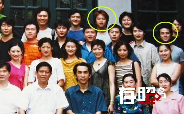 Đặng Siêu và Châu Vũ Thần:Bộ đôi từng học chung lớp tại Học viện Điện ảnh khóa 1998. Là hai hot boy của lớp nhưng sau nhiều năm, Đặng Siêu nổi tiếng trông thấy. Trong khi đó, Châu Vũ Thần mờ nhạt và không có tên tuổi. Đặng Siêu và Châu Vũ Thần từng học chung lớp tại Học viện điện ảnh khóa 1998. Từng là hai hot boy của lớp nhưng sau nhiều năm, Đặng Siêu nổi tiếng trông thấy. Trong khi đó, Châu Vũ Thần mờ nhạt và không có tên tuổi.