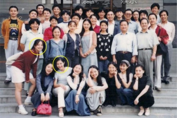 Ngoài đời, cả hai là bạn cùng lớp khá thân thiết và lại cùng định hướng theo nghiệp nghệ thuật. Nhưng gần 20 năm sauHoàn Châu cách cách, Triệu Vy giờ đã là sao hạng A vang danh châu Á trong khi Trịnh Giai Hân vẫn như cũ, còn chưa được ai chú ý nhớ tên. Ngoài đời, cả hai là bạn cùng lớp khá thân thiết và lại cùng định hướng theo nghiệp nghệ thuật. Nhưng gần 20 năm sau Hoàn Châu cách cách, Triệu Vy giờ đã là sao hạng A vang danh châu Á trong khi Trịnh Giai Hân vẫn như cũ, còn chưa được ai chú ý nhớ tên.