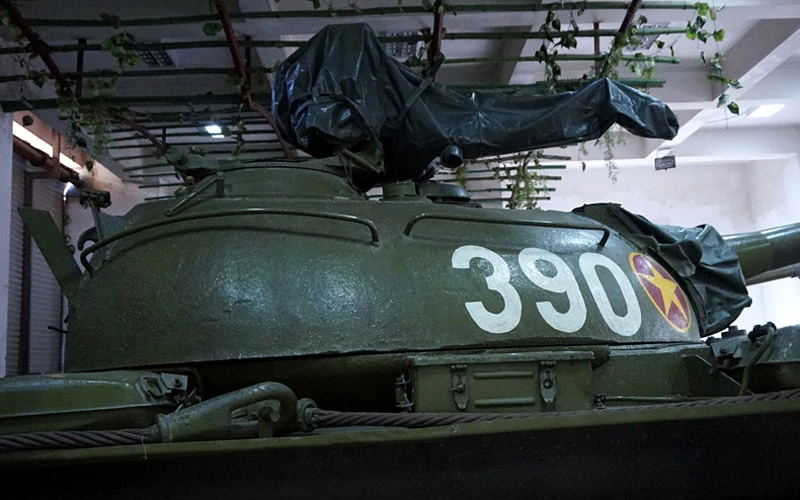xe tăng 390, dinh Độc Lập, Françoise Demulder, xe tăng xe tăng 390, dinh Độc Lập, Françoise Demulder, xe tăng