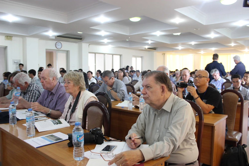 50 phóng viên quốc tế giao lưu với giảng viên, SV ĐHQG ảnh 2