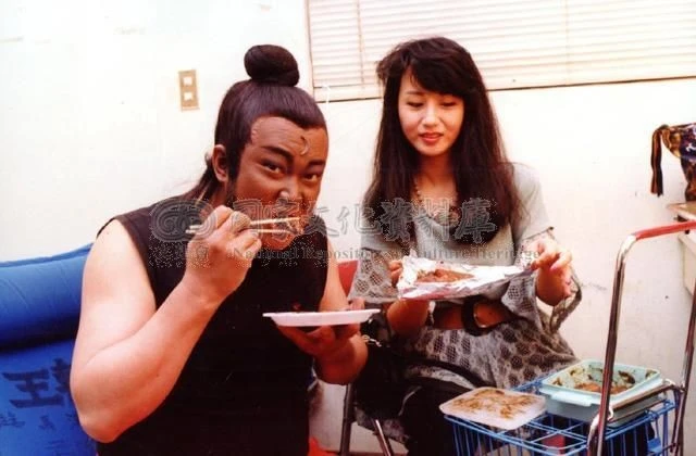 Kim Siêu Quần nổi tiếng đình đám nhờ vai diễn Bao Chửng trong loạt phim cùng tên. Sinh năm 1951, nghệ sĩ gạo cội này luôn kín tiếng về đời tư của mình. Bao Chửng trên phim không đề cập đến vợ con, giống hệt tính cách Kim Siêu Quần ngoài đời. Hiếm ai biết rằng, vợ Kim chính là nữ diễn viên đảm nhận vai Bàng Phi, con gái Thái sư Bàng Các trong phim - Trần Kỳ. Đóng phim cùng chồng, cô luôn chăm sóc từng ly từng tí.