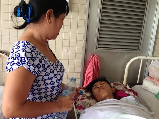 Nam sinh đã được các bác sĩ phẩu thuật, qua cơn nguy kịch nhưng còn yếu ớt