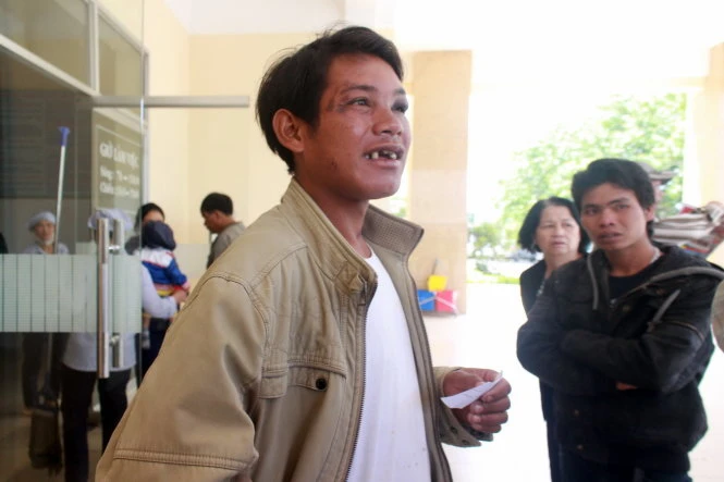 Anh Ha Jung, trưởng Công an xã Đưng K’nớ tại bệnh viện Đa khoa Lâm Đồng sáng 2-5 - Ảnh: C.Thành