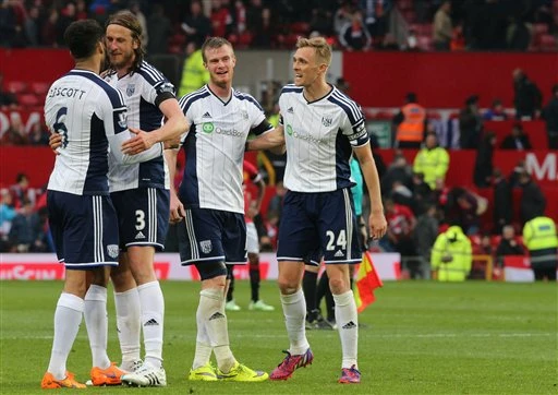 Niềm vui sau khi ghi bàn của các cầu thủ West Brom