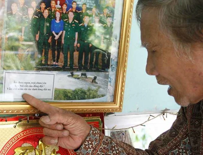 Ông Khương luôn dặn lòng mình: ăn chưa ngon, ngủ chưa yên khi hài cốt của đồng đội vẫn còn rải rác dưới lòng đất mẹ - Ảnh: Đoàn Cường