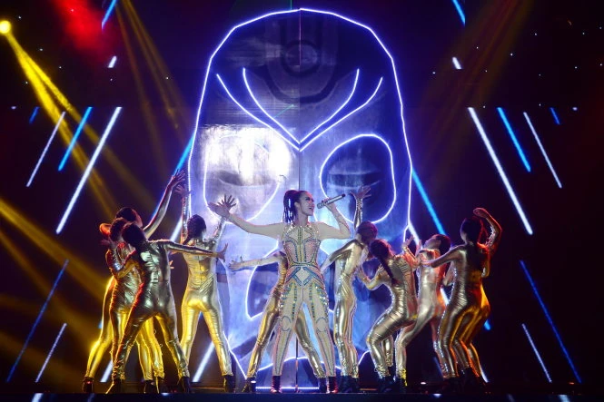 Đông Nhi trình diễn ca khúc Hot - Ảnh: Quang Định