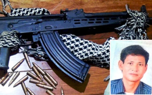 Nguyễn Văn Hoàn và vũ khí quân dụng bị cơ quan điều tra thu giữ.
