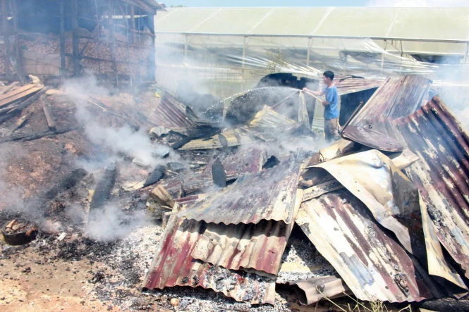 Tới 11 giờ trưa nay, đám cháy vẫn còn âm ỉ -Ảnh: C.Thành