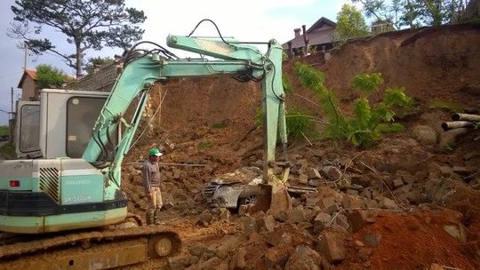 Chiếc taxi bị đất, đá vùi lấp hoàn toàn