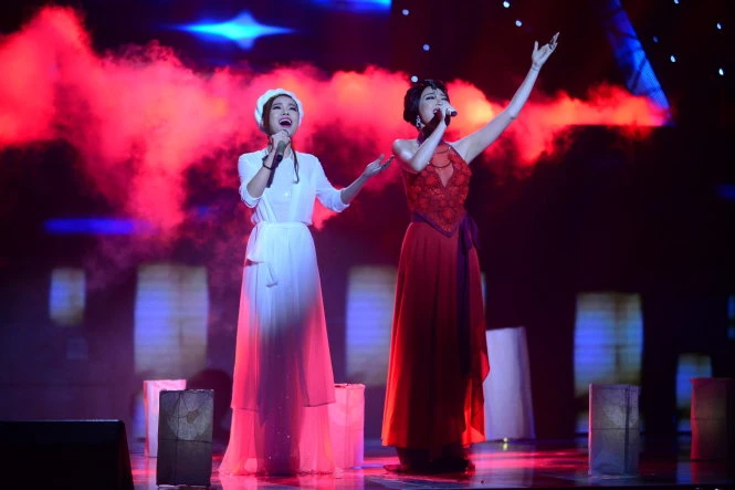 Giang Hồng Ngọc và Tóc Tiên trình diễn ca khúc Chờ người nơi ấy - Ảnh: Quang Định