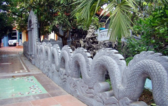 Đôi rồng chầu trong biệt thự của trùm ma túy Nguyễn Văn Thi, hiện vẫn được đặt ở sân nhà.