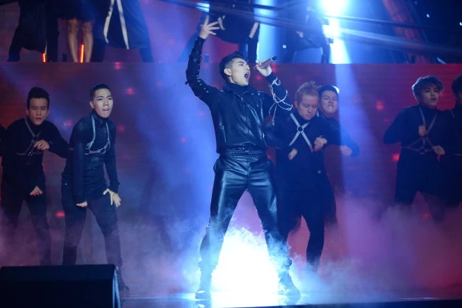 Isaac trình diễn ca khúc Xin hãy thứ tha - Ảnh: Quang Định