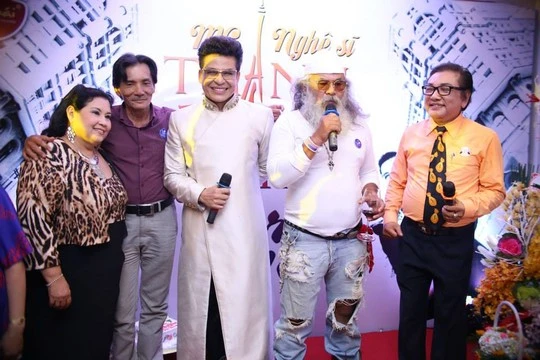 Thanh Bạch tận hưởng sinh nhật bên bạn bè