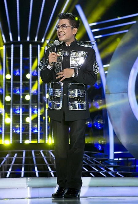 Huyền Ny thường xuyên xuất hiện với những bộ trang phục gây sốc cho người đối diện.