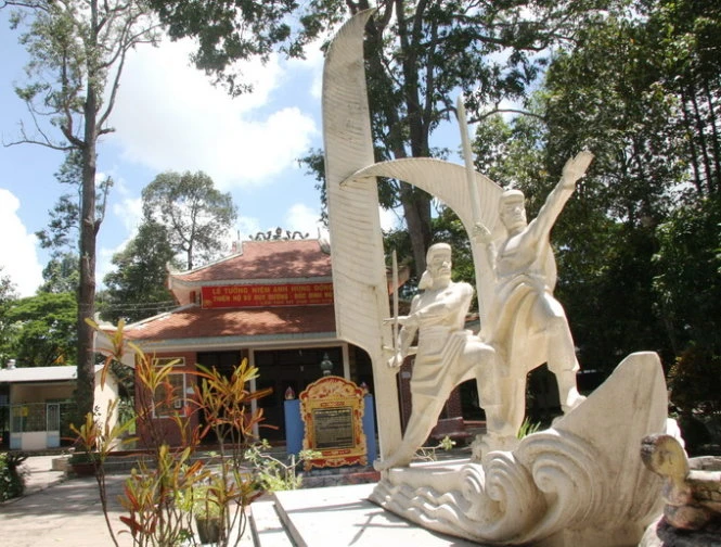 Tượng và đền thờ Thiên Hộ Dương và Đốc Binh Kiều trong khu di tích quốc gia đặc biệt Gò Tháp - Ảnh: V.Tr.
