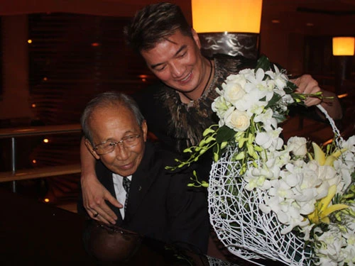 Tối ngày 29/8, vừa thấy nhạc sĩ quay sang cười với mình, Đàm Vĩnh Hưng vội vã chạy lên ôm chầm lấy ông từ phía sau. Anh bật khóc ngon lành trên vai người nhạc sĩ 73 tuổi vì không kìm được cơn xúc động. Mr. Đàm chia sẻ, khoảnh khắc nhạc sĩ nở nụ cười làm anh vô cùng hạnh phúc. Lúc đó, mọi ưu phiền, uất ức trong anh tan biến. Trước đó, dư luận đang nóng lên bởi câu chuyện giữa nhạc sĩ Nguyễn Ánh 9 và Đàm Vĩnh Hưng khi nhạc sĩ này chê một loạt ca sĩ trẻ, trong đó có Mr Đàn.