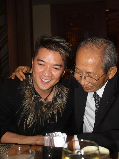  Đã sống nửa đời người, Mr. Đàm luôn trân quý nhạc sĩ Nguyễn Ánh 9, nên muốn gặp ông trực tiếp để nói những điều xuất phát từ trái tim. Anh cảm thấy vô cùng vui sướng trước sự ấm áp mà nhạc sĩ dành cho mình trong cuộc gặp. 'Lúc này, cảm xúc trong tôi rất khó tả. Nửa vui sướng, nửa như cảm động...', Mr. Đàm thổ lộ. 'Khi bố nói sẵn sàng xin lỗi, lòng con đau lắm. Lẽ ra, ở bổn phận con cháu, con phải là người xin lỗi trước', Đàm Vĩnh Hưng nghẹn giọng.