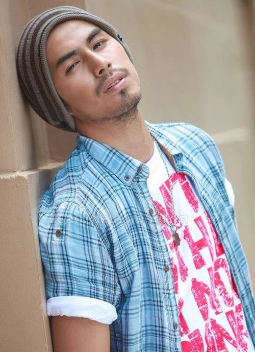 Cuối tháng 10/2014, công chúng và làng giải trí Việt bất ngờ hay tin người mẫu kiêm diễn viên Duy Nhân mắc bệnh ung thư vòm họng. Nhiều người không khỏi xót xa bởi Duy Nhân mới 28 tuổi và mới kết hôn được 4 tháng. Cách đó 1 tháng, Duy Nhân có những dấu hiệu như khó thở, sưng họng. Ban đầu anh được chẩn đoán vị viêm amidan. Tuy nhiên, dù uống thuốc đều đặn, sức khỏe anh ngày càng tệ hơn. Khi quay trở lại viện để làm các xét nghiệm, Duy Nhân được thông báo bị ung thư vòm họng.