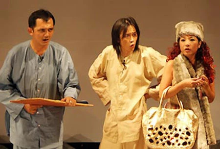 Hữu Lộc diễn hài bên cạnh Hoài Linh và Thúy Nga. Ảnh: Thoại Hà