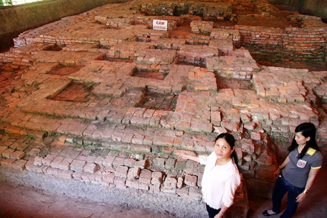 Di tích nền tháp cổ- Ảnh: V.Tr