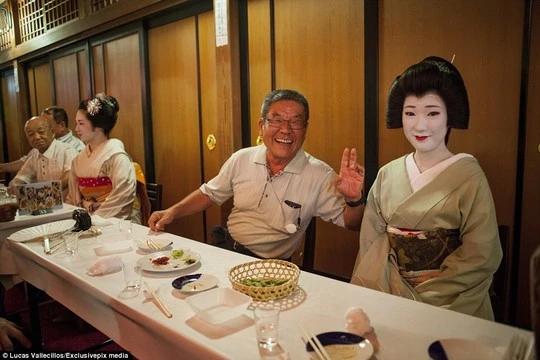 Hé lộ cuộc sống của những Geisha hiện đại qua ảnh
